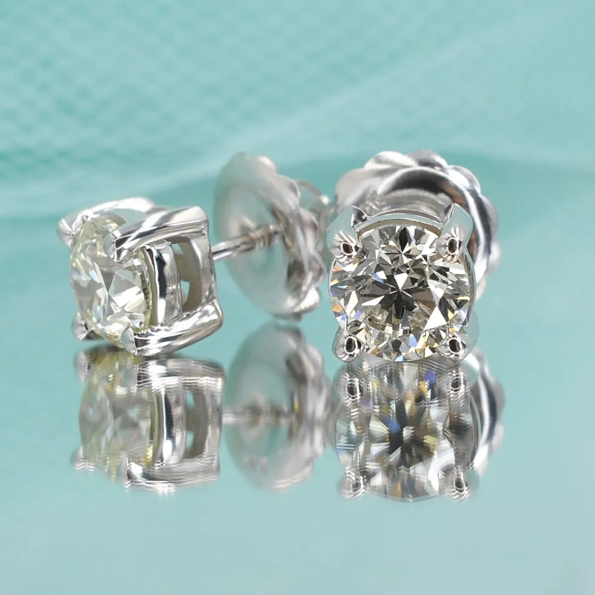 0.50-3.00 CT Round Cut Diamonds - Stud Earrings