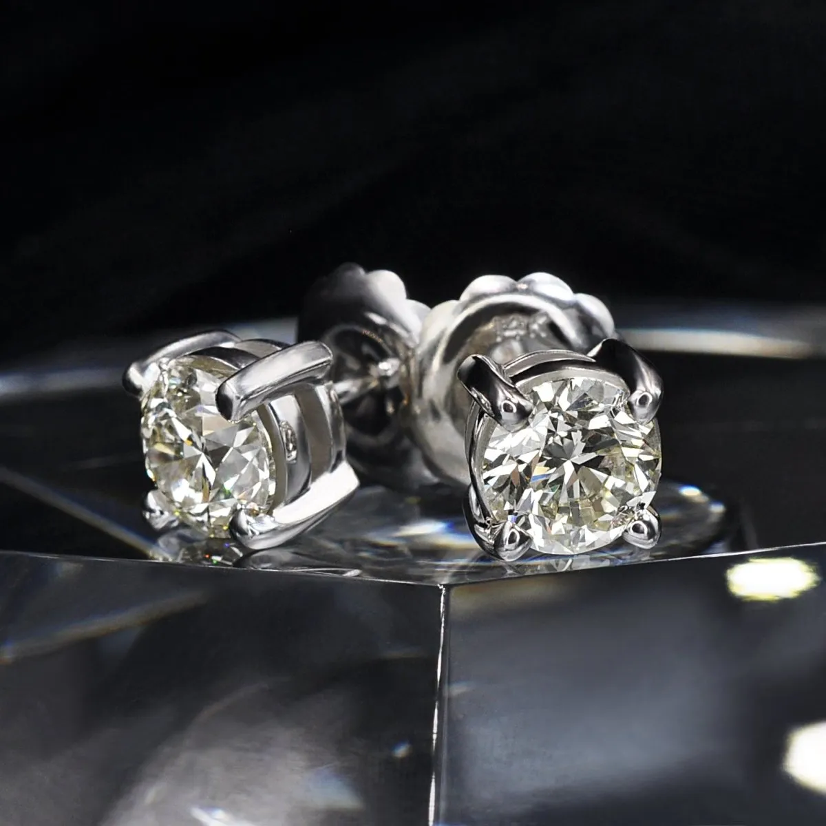 0.50-3.00 CT Round Cut Diamonds - Stud Earrings