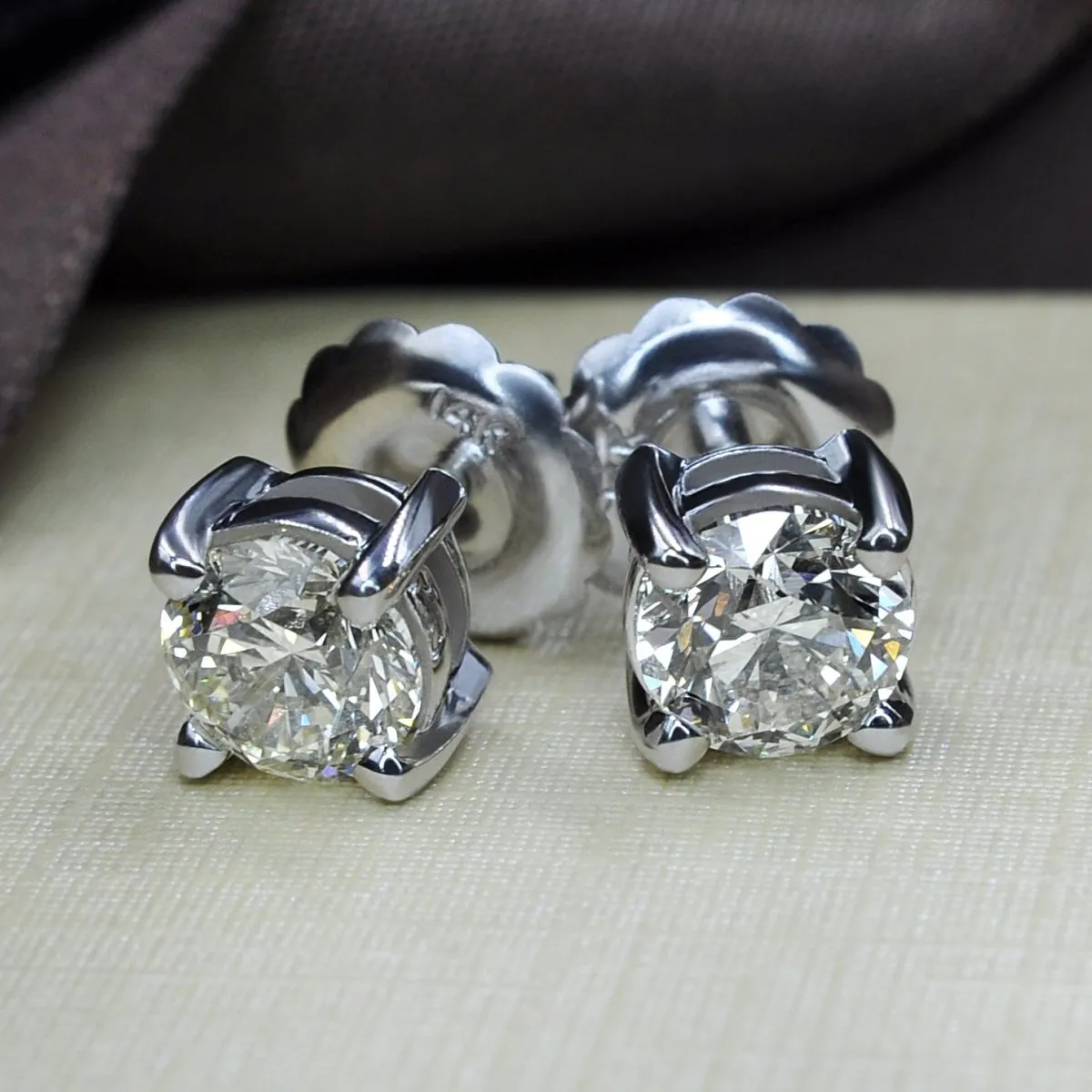 0.50-3.00 CT Round Cut Diamonds - Stud Earrings