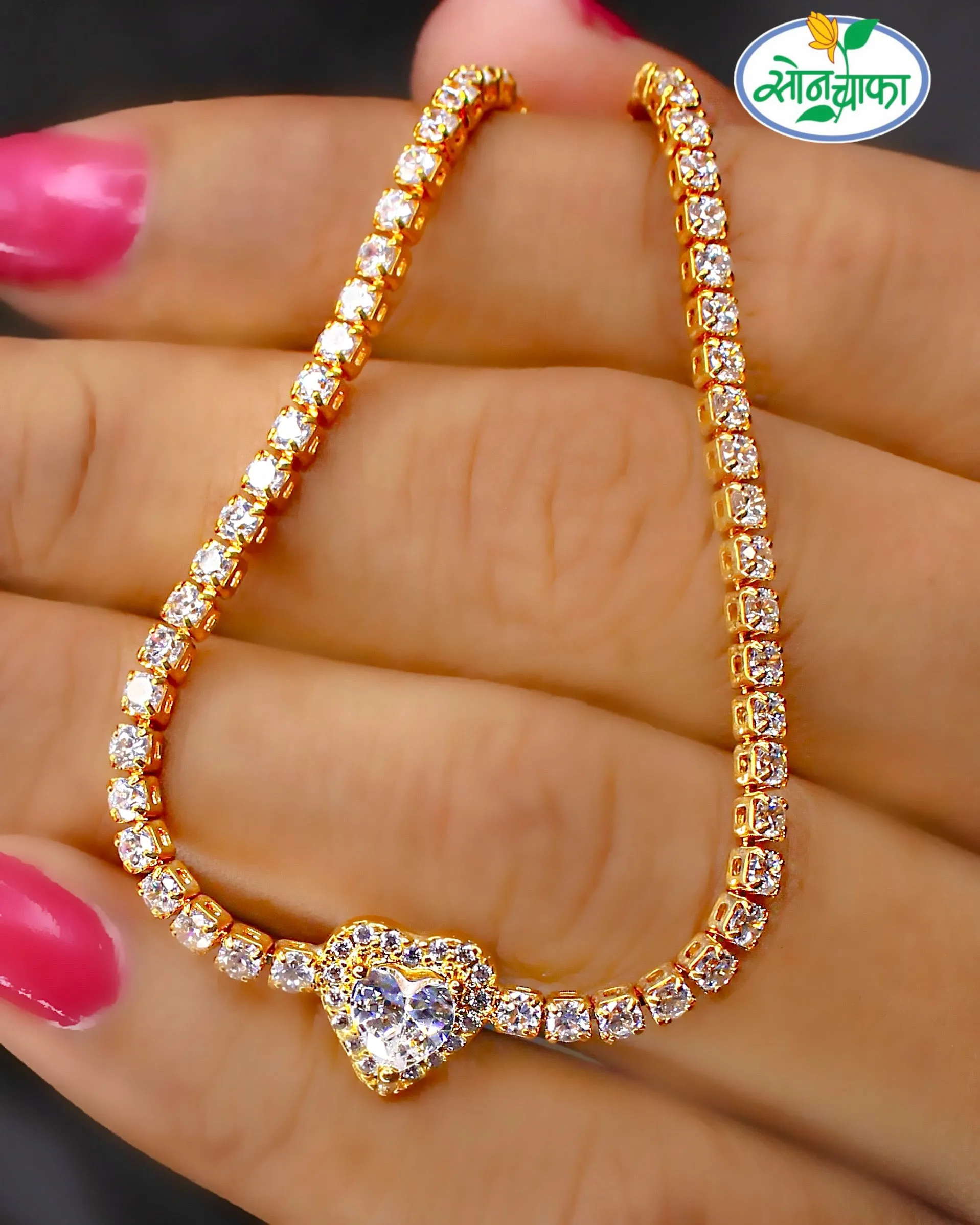 GLINTING GLOSSY DIAMOND NECKLACE