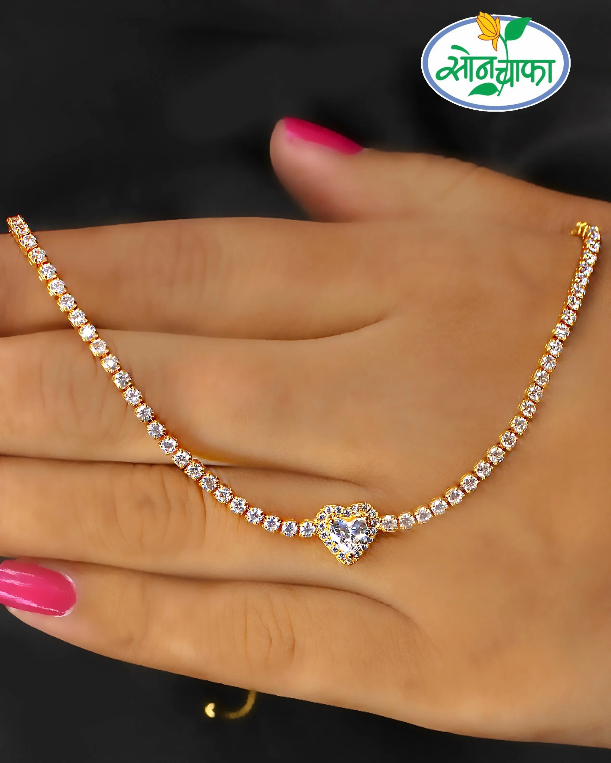 GLINTING GLOSSY DIAMOND NECKLACE