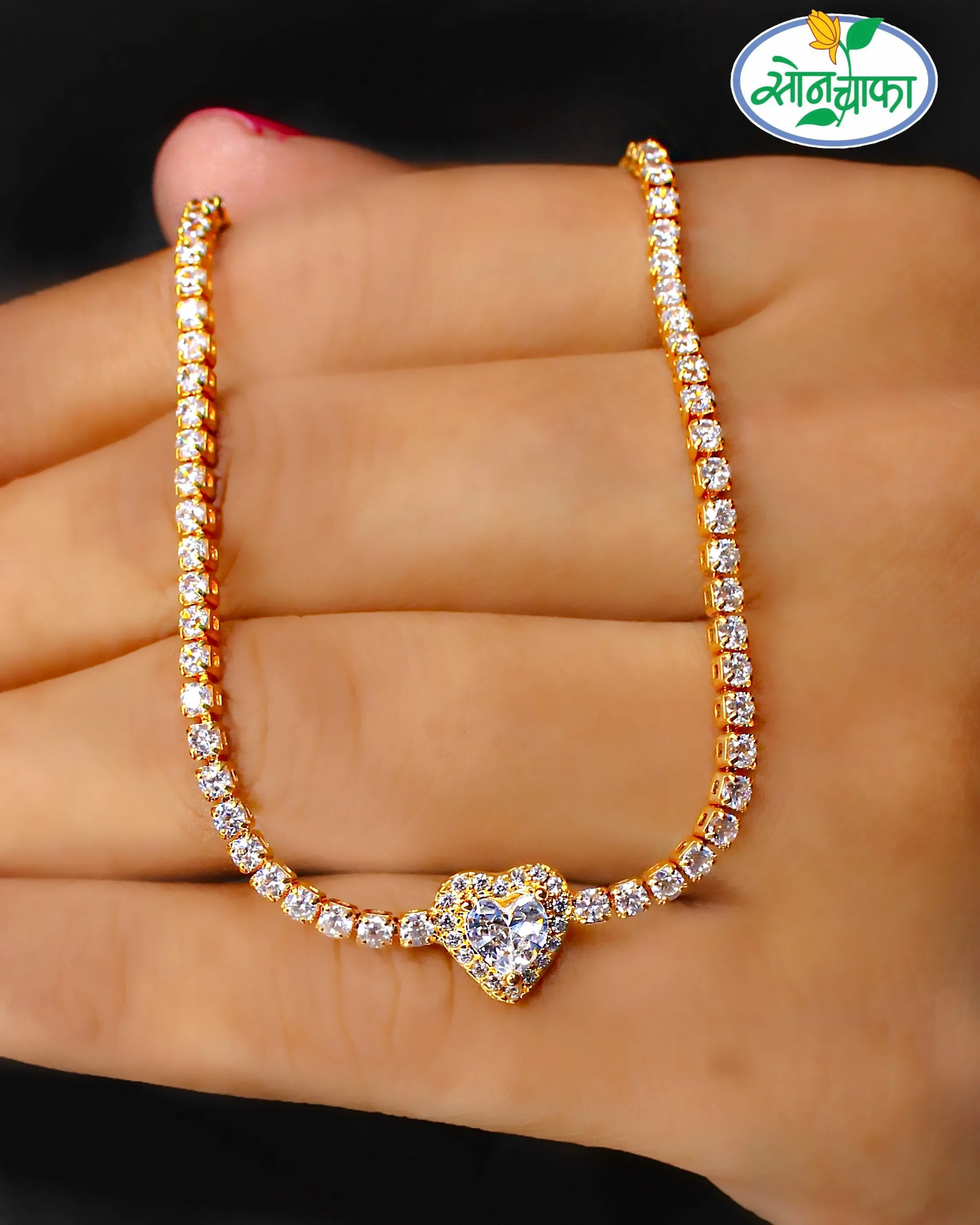 GLINTING GLOSSY DIAMOND NECKLACE