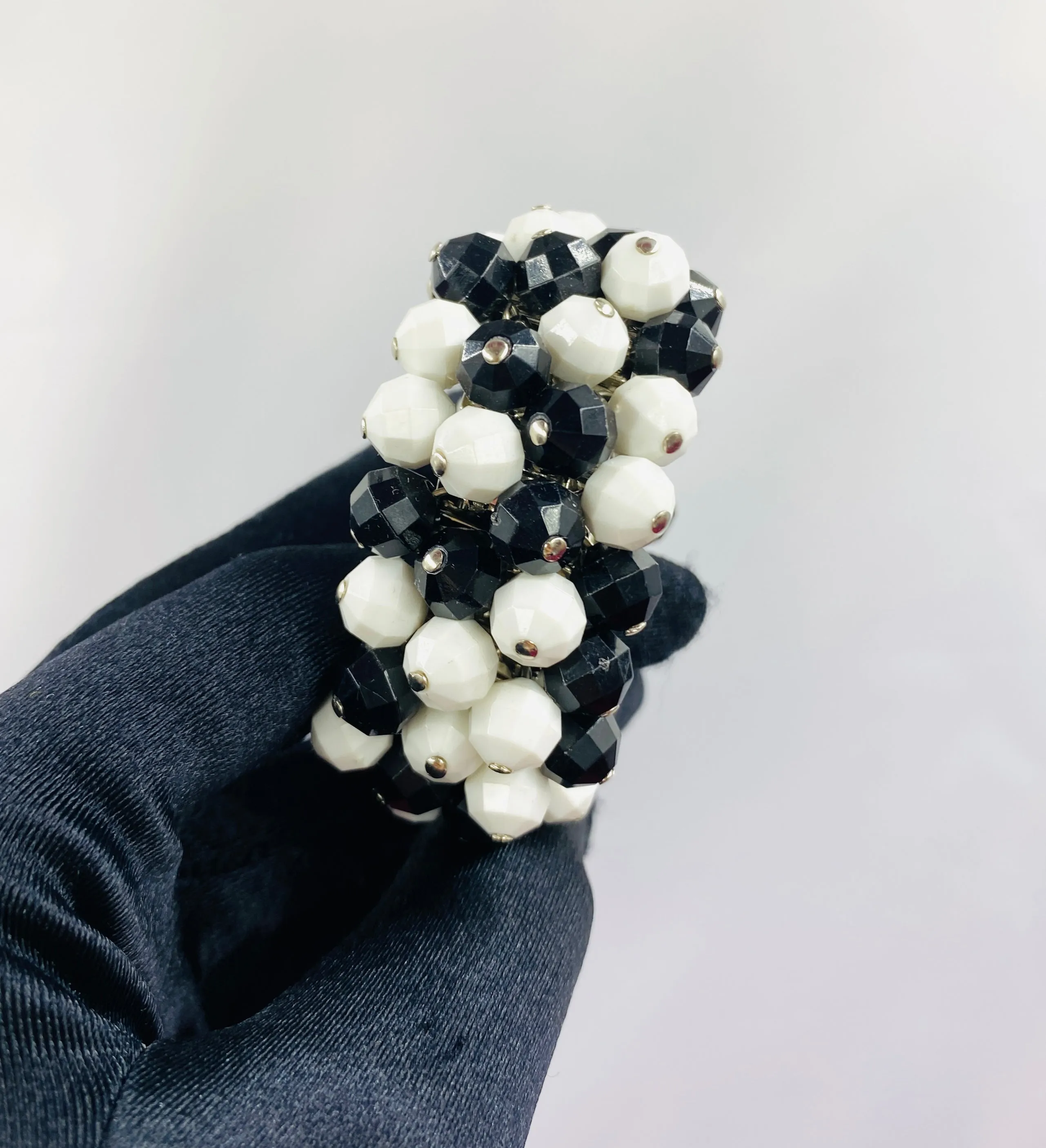 Vintage 1950s Black & White Glass Bead Cha Cha Expansion Bracelet